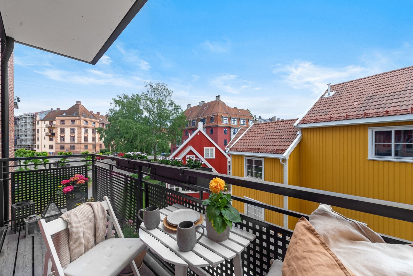 Fra stuen har man utgang til boligen balkong. Balkongen er på 5 kvm. Galleribilde