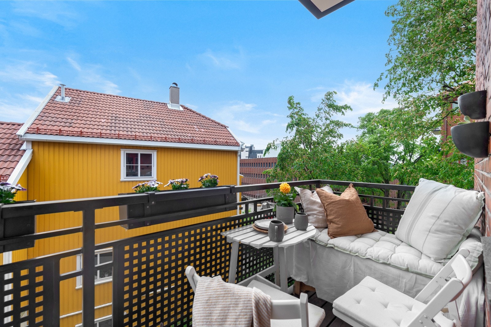 Koselig utsyn mot trehusbebyggelse. Galleribilde