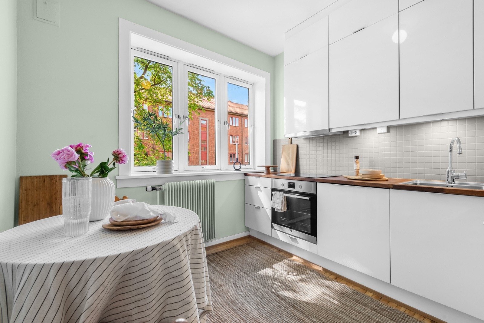 Stort og separat kjøkken med innredning fra 2011/2012. Galleribilde