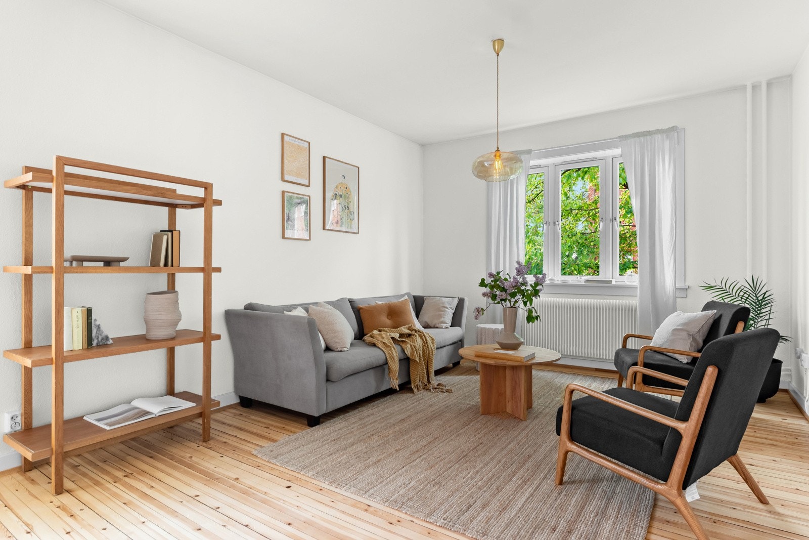 Nyslipte tregulv (2024) er gjennomgående i hele leiligheten. Galleribilde