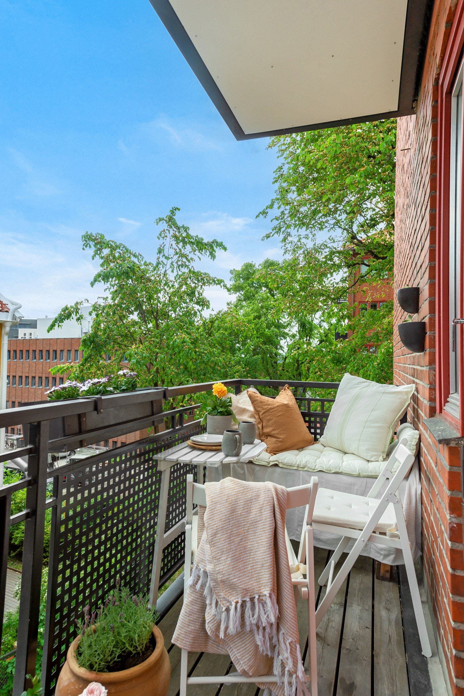 Balkongen har plass til sofagruppe eller annen møblement. Galleribilde