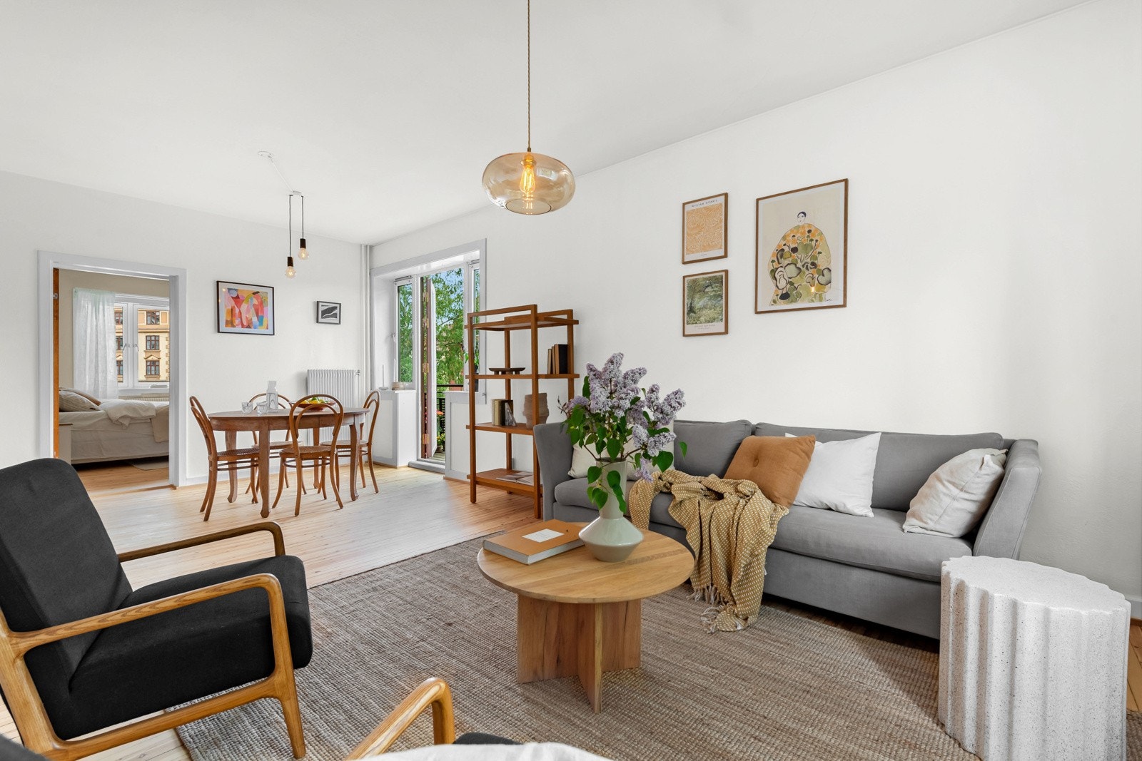 Siden boligen er en endeleilighet fremstår boligen svært lys på grunn av alle vinduene. Galleribilde