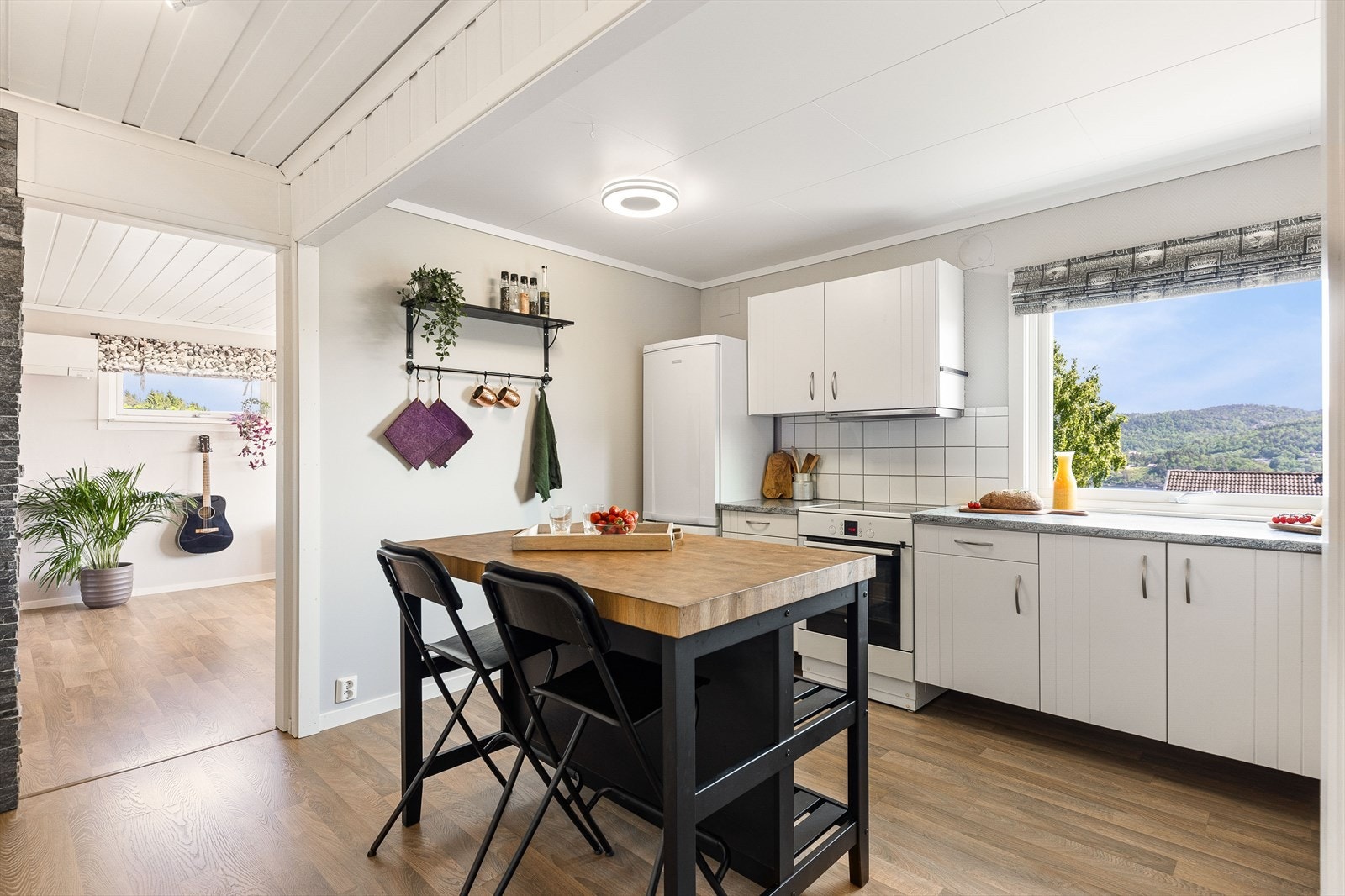 Kjøkken med lys innredning Galleribilde