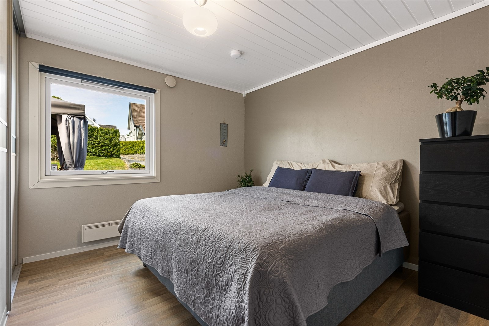 Romslig hovedsoverom med skyvedørsgarderobe Galleribilde