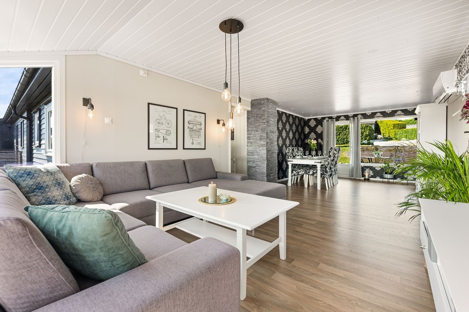 God plass til sofa og spisebord i stuen Galleribilde