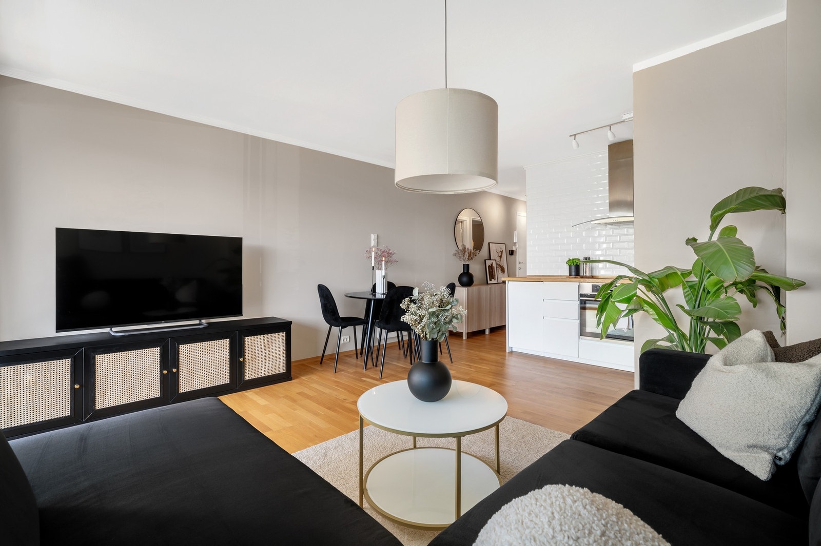 Innbydende standard med parkettgulv og delikate fargevalg. Galleribilde