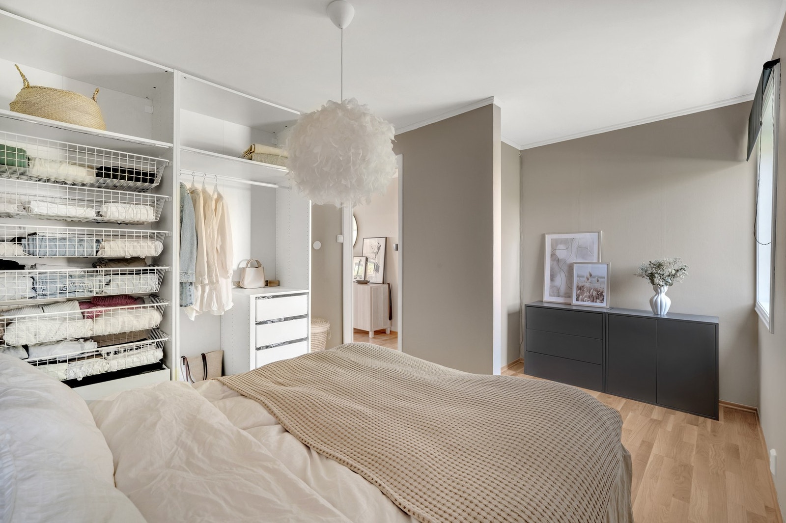 God plass til garderobeløsning og eget skrivebord. Vindu med lysinnslipp og gode luftemuligheter. Galleribilde