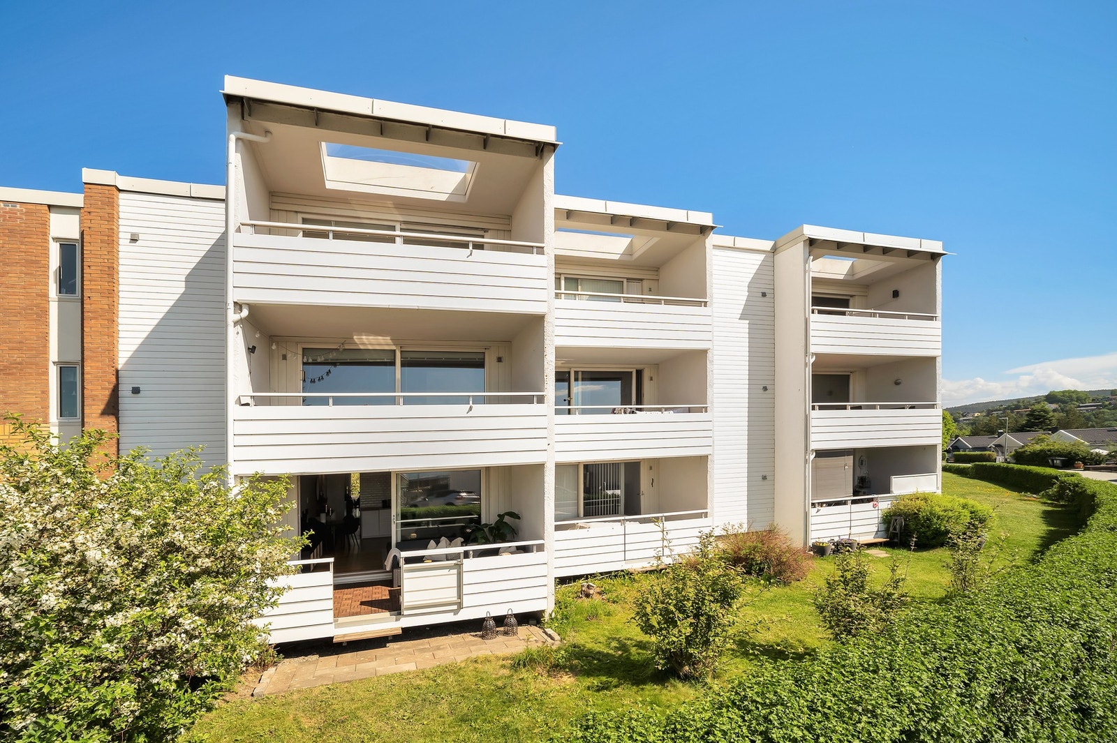 Medfølger egen bod i trappeoppgang og en bod i kjeller. Oppstillingsplasser for bil. Det kan søkes om garasjeplass, som tildeles etter ansiennitet. Galleribilde