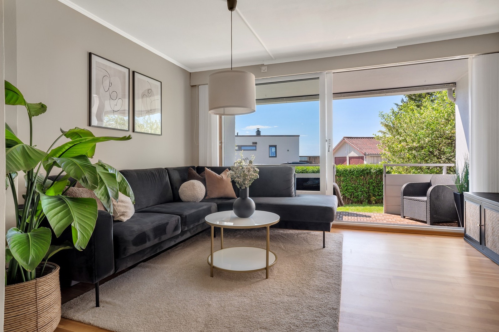 Store vindusflater gir masse lys og luft. Galleribilde