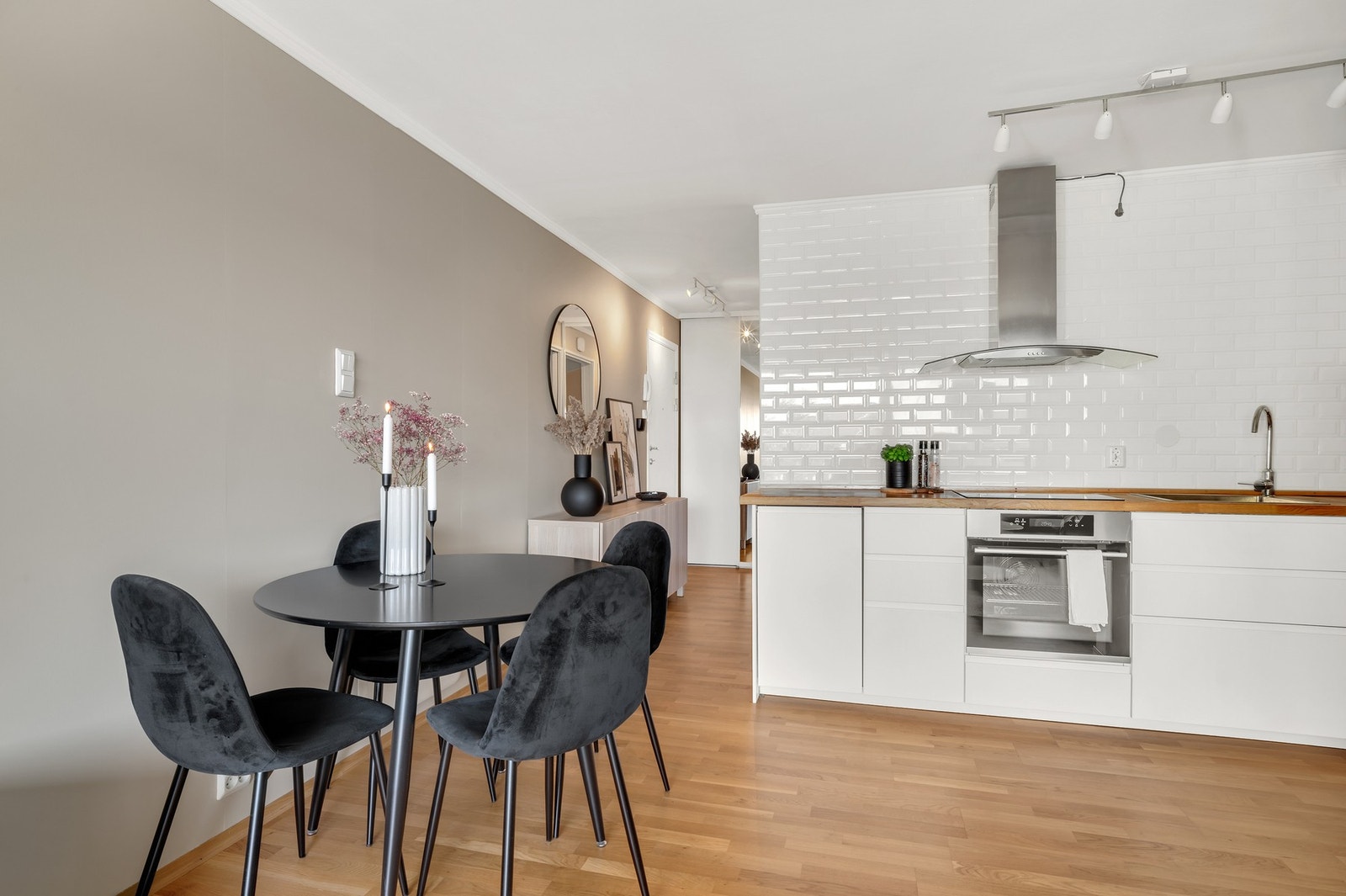 Flott stue- og kjøkkenløsning på 20,5 kvadratmeter. God plass til eget spisebord. Galleribilde