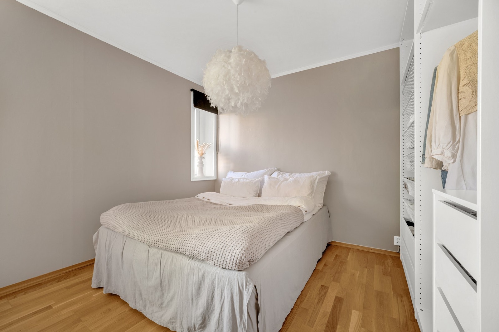 Stort soverom på 12 kvadratmeter. Den største løsningen som er godt egnet å kombinere soverom med hjemmekontor. Galleribilde