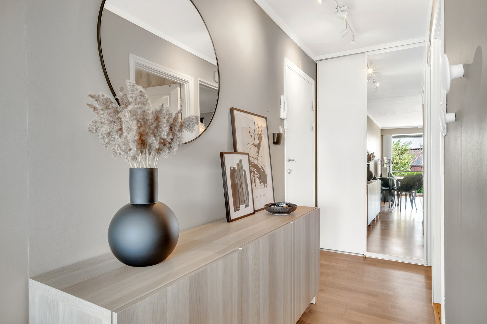 Lys og romslig gang med skyvedørsgarderobe. Galleribilde