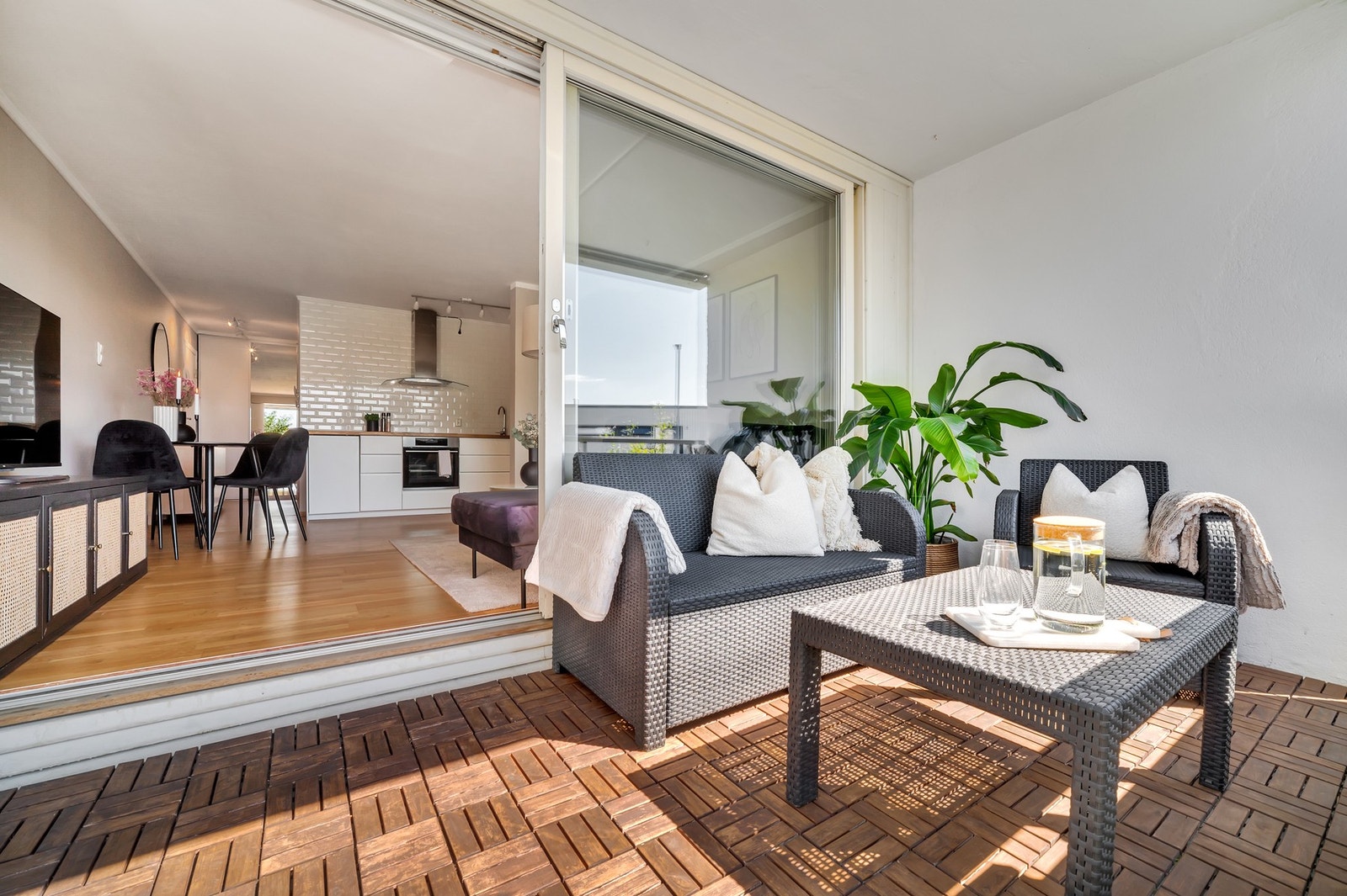 Skyvedør utvider stuen vesentlig i sommerhalvåret. Galleribilde