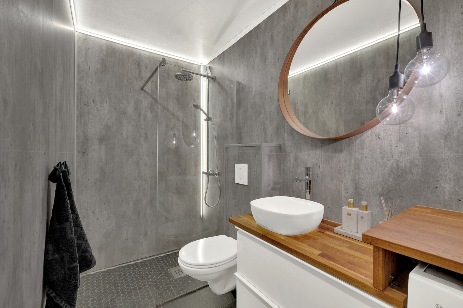 Smakfullt og innbydende bad. Det foreligger tilstandsrapport på bad og kjøkken som ligger vedlagt salgsoppgave. Galleribilde