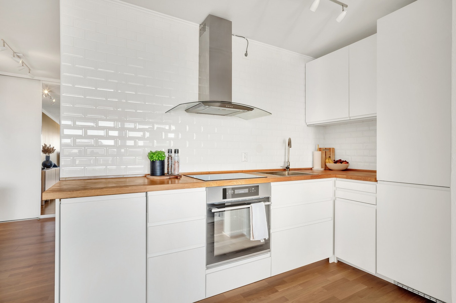 Moderne og stilig kjøkken. Integrerte hvitevarer. Galleribilde