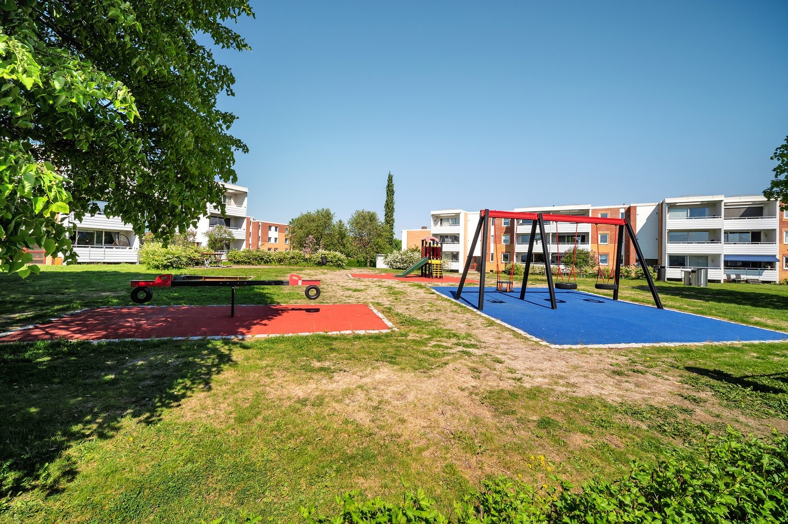 Etablert og veldrevet borettslag, med store solrike grøntareal. Kjent for sin sentrale beliggenhet i rolige og tilbaketrukne omgivelser. Galleribilde