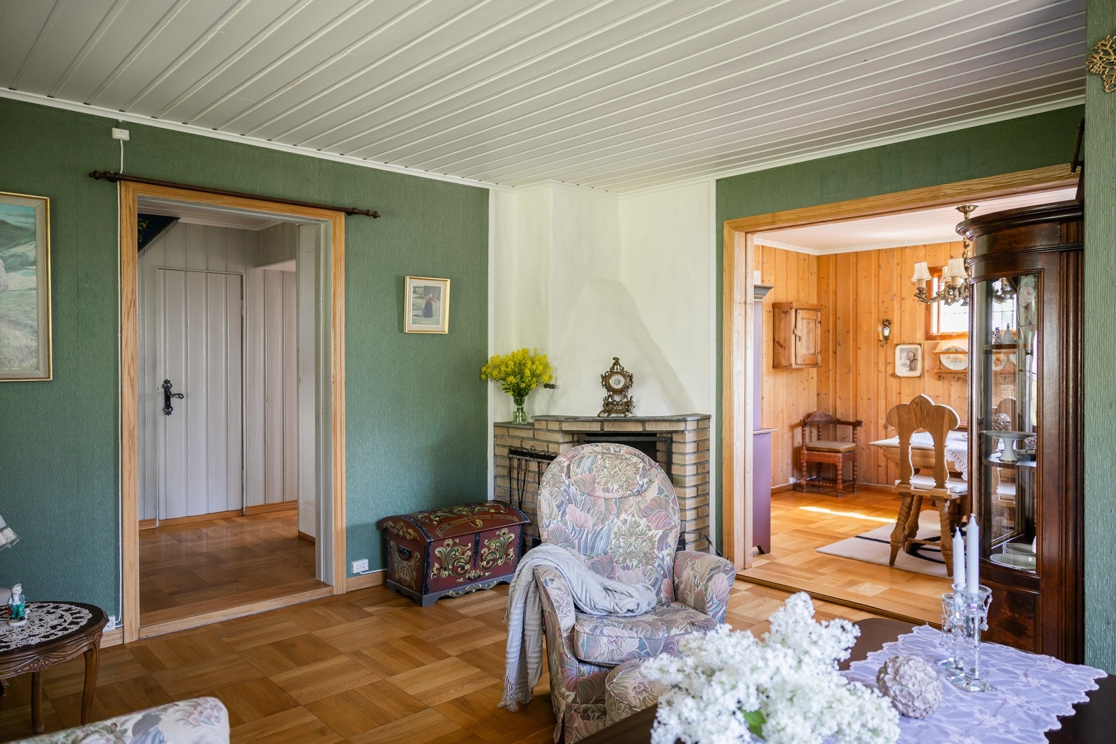 Det er åpen peis i stuen, med innvendig teglsteinspipe. Galleribilde
