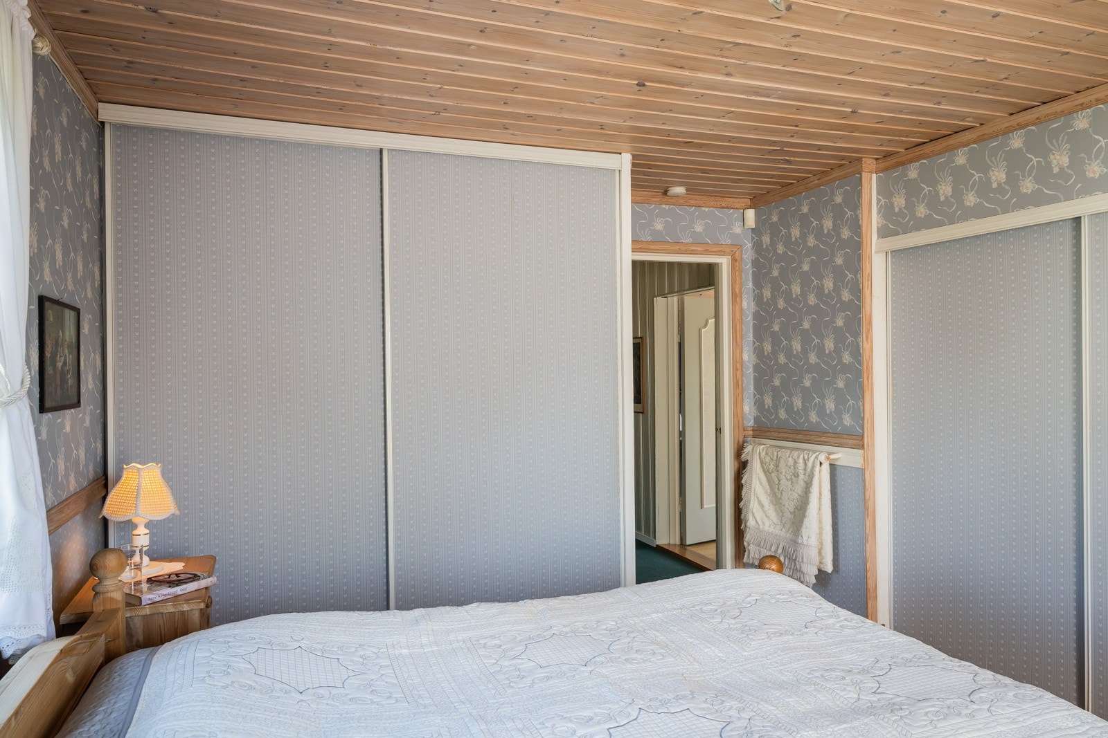 Soverommet er romslig av seg, og inneholder skyvedørsgarderobe. Galleribilde