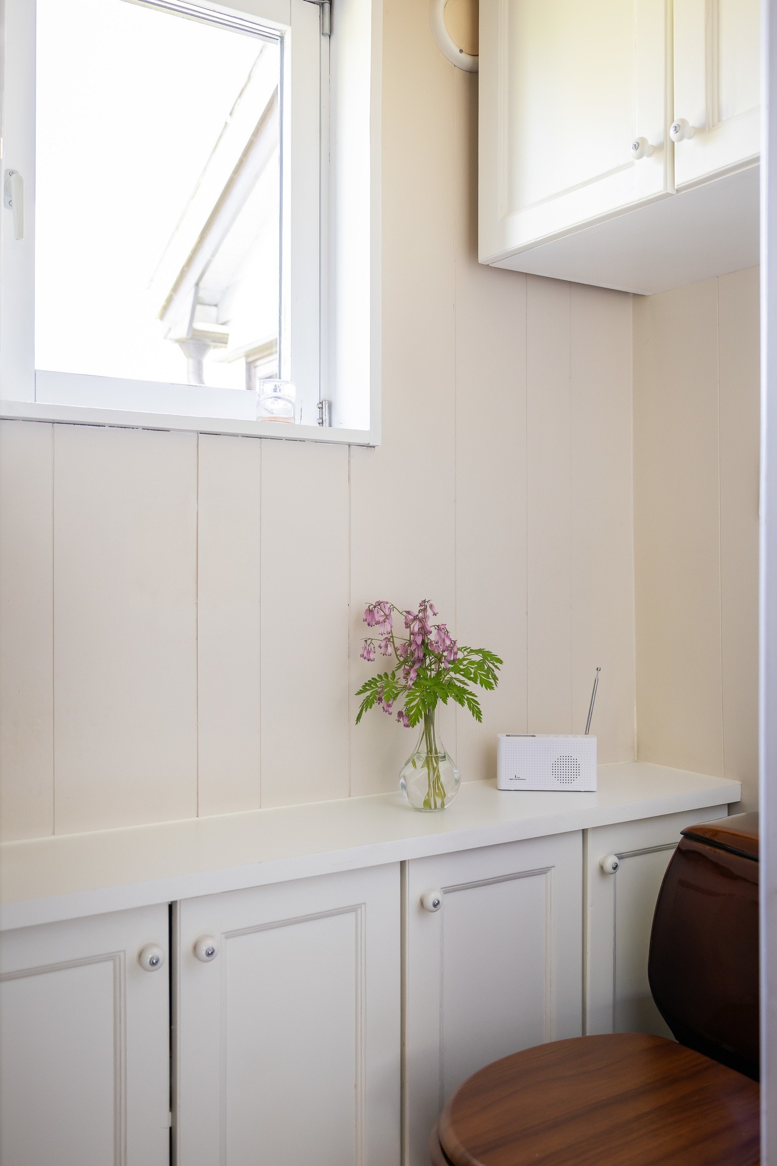 Adskilt toalettrom i etasjen med flislagt gulv, og himling med innfelte downlights. Innredningen består av gulvstående klosett, servant og skapinnredning. Galleribilde