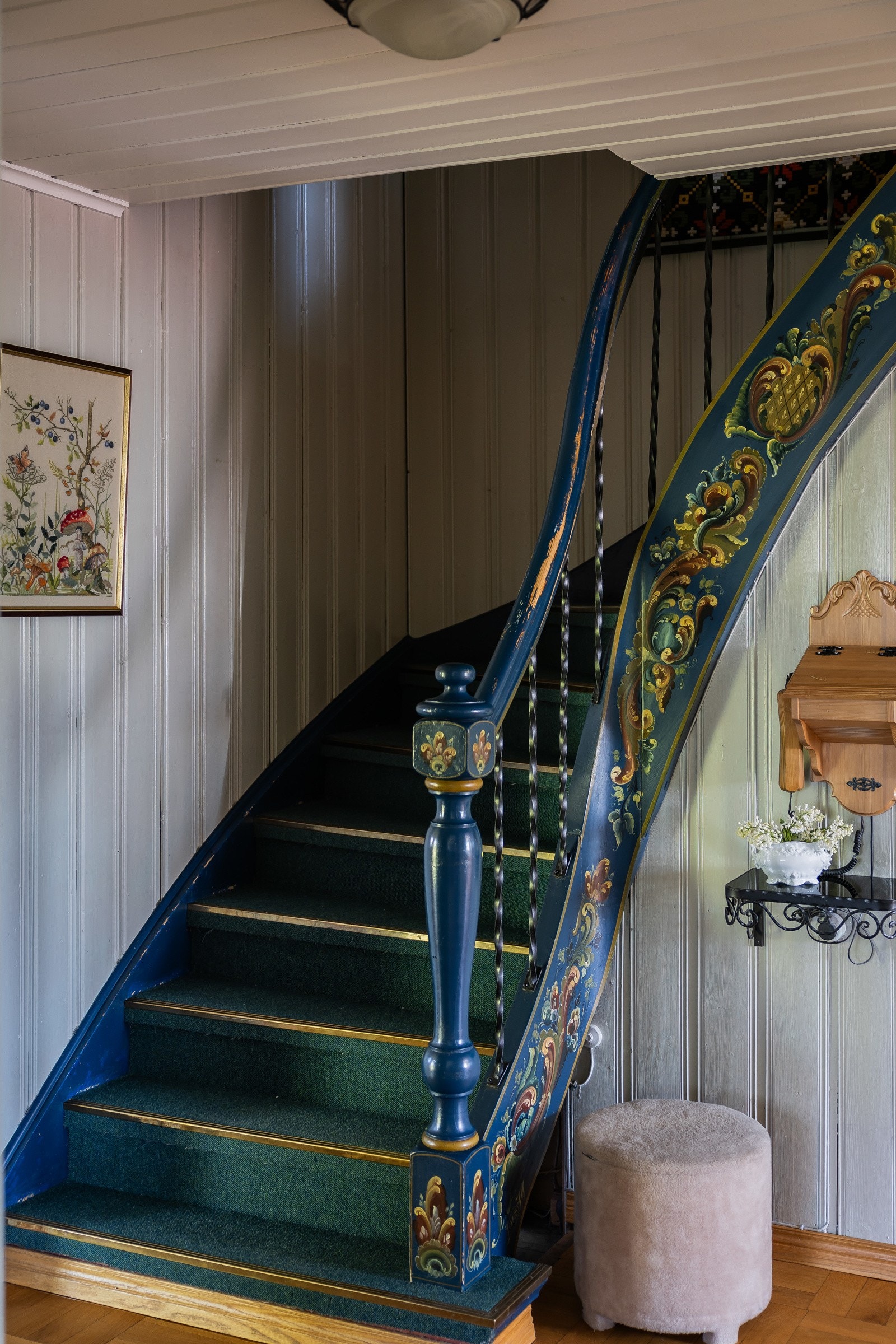 Håndmalt trapp til toppetasje. Galleribilde
