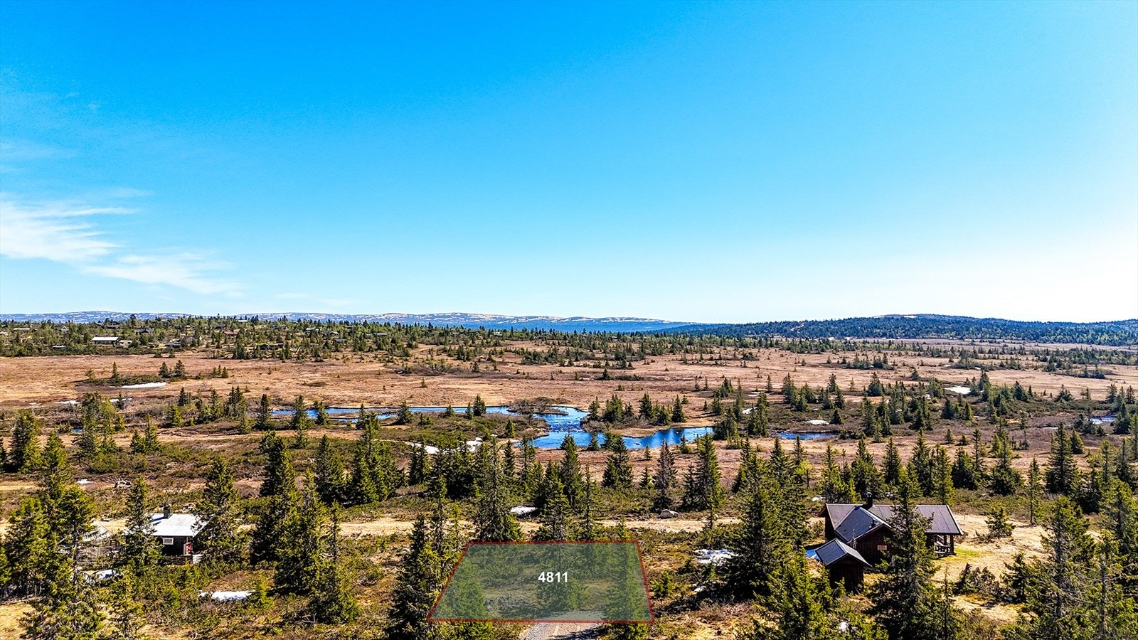 Tomta er en del av Kroksjølia-utbyggingen og ligger i relativt åpent fjellterreng og i et etablert område. Galleribilde