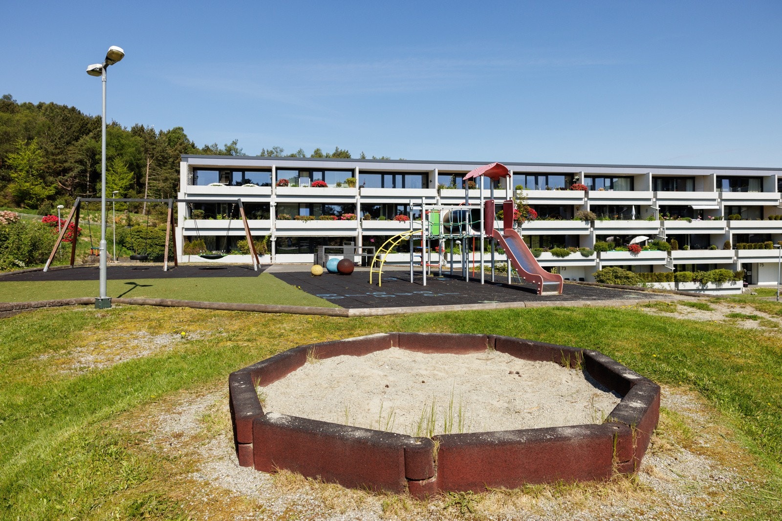 I borettslaget er det lekeplass og ballbinge. Galleribilde
