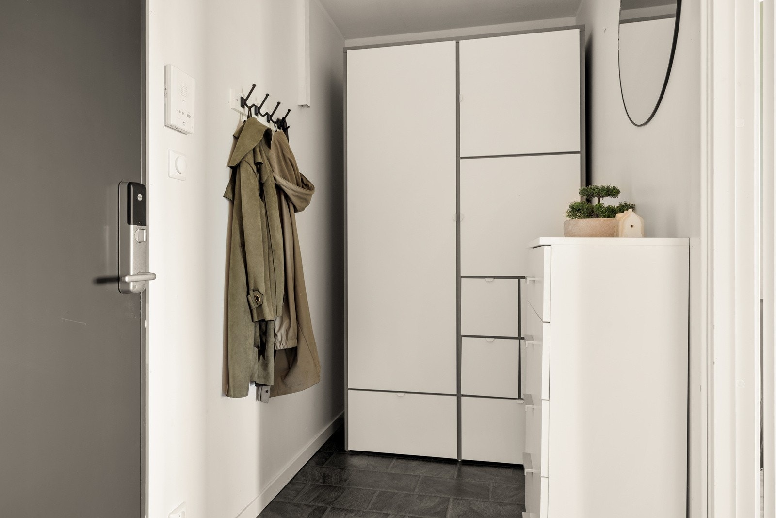 Velkommen inn! Det første som møter deg er en romslig entré på 4,2 kvm. Galleribilde