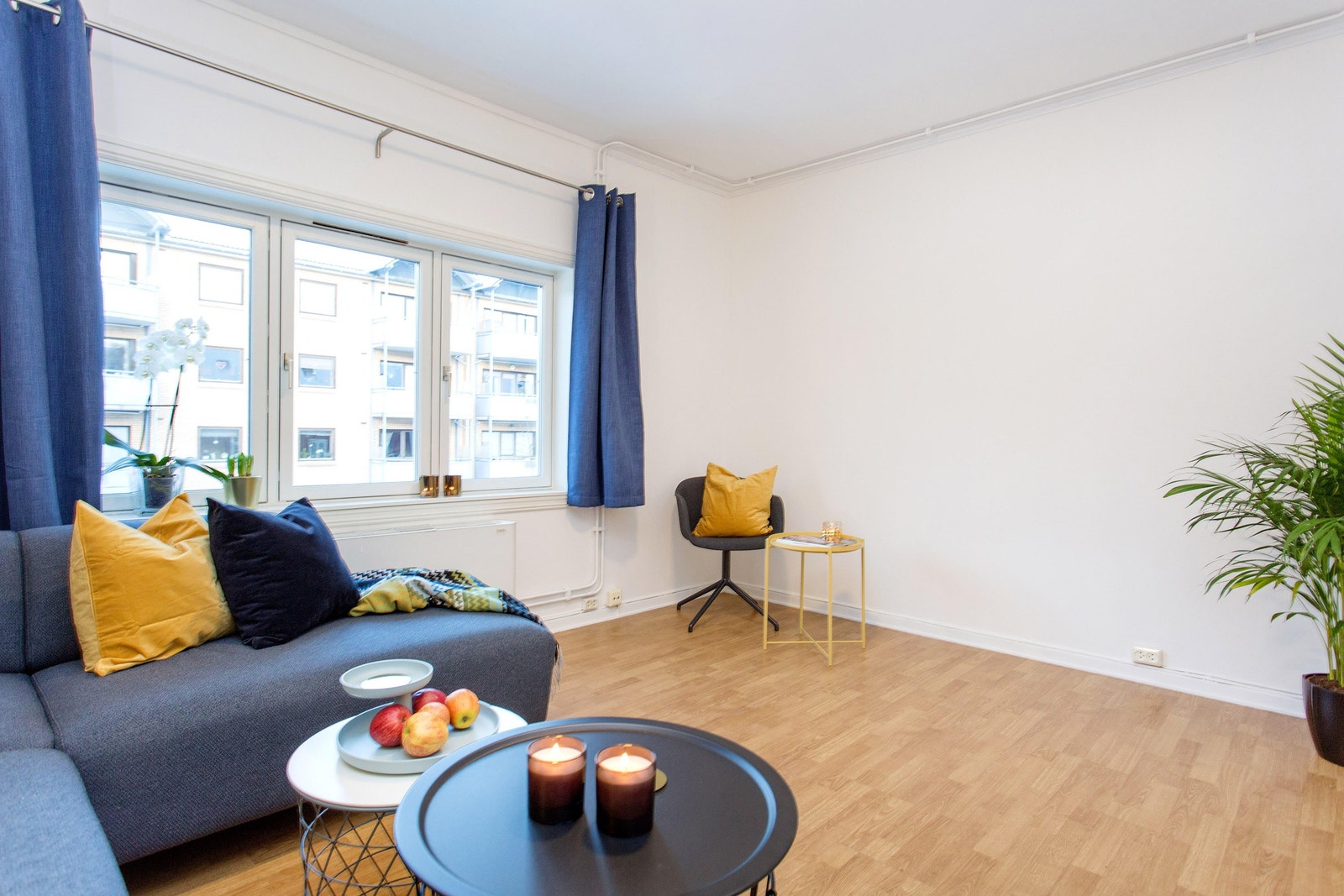 Stort og romslig stueområde for sosiale begivenheter Galleribilde