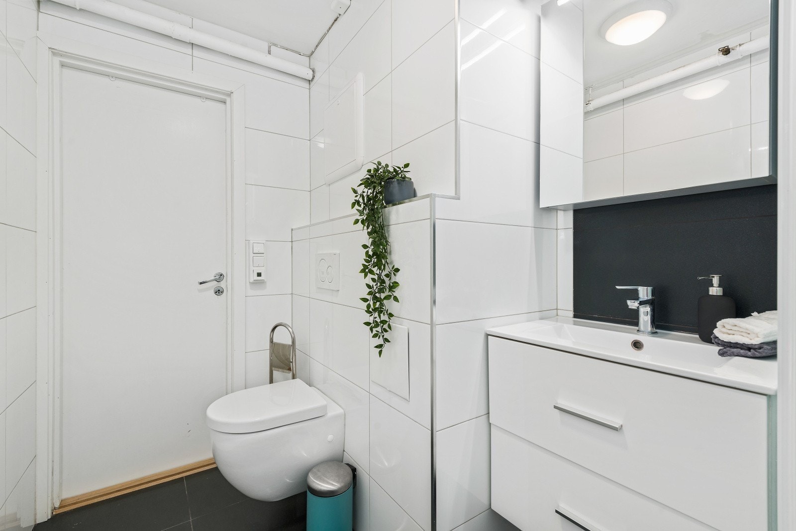Lyst og moderne bad med god standard Galleribilde