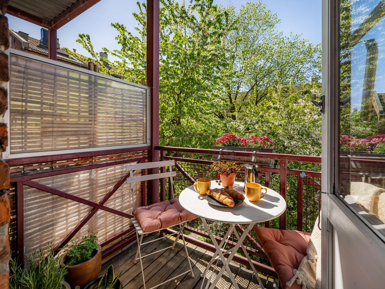 Fra kjøkkenet er det utgang til en idyllisk balkong på 3 kvm som vender mot herlig bakgård! Galleribilde