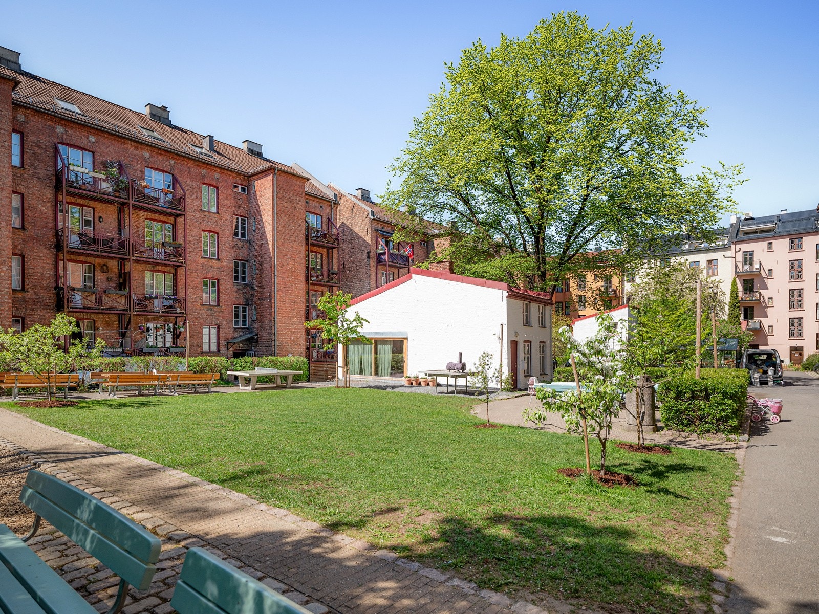 Borettslaget har en herlig bakgård med bla. hagestue samt et bakgårdshus som kan leies ved ønske. Galleribilde