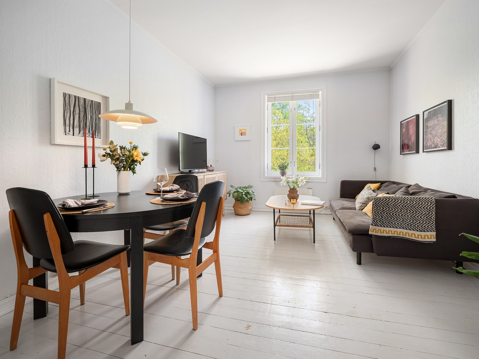 Lys og romslig stue som er enkel å møblere. Galleribilde