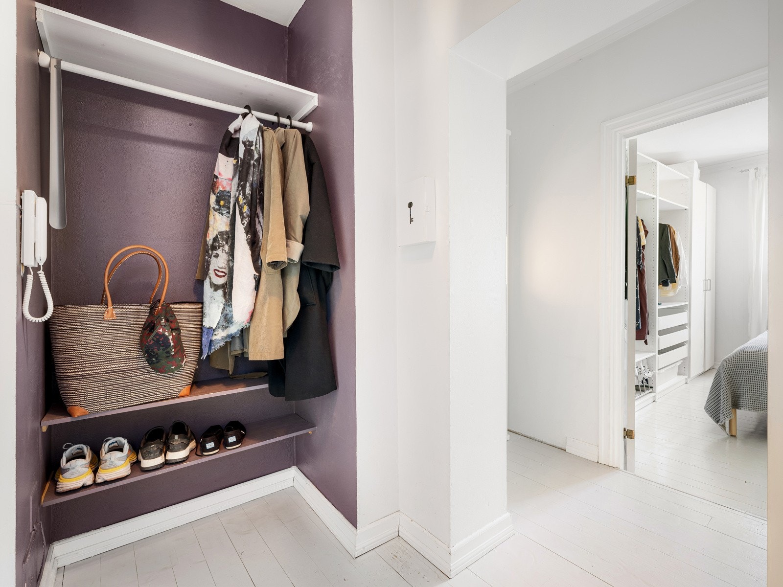 Når du kommer inn i leiligheten møtes du av en lys entré med naturlig plass til oppheng av yttertøy. Galleribilde