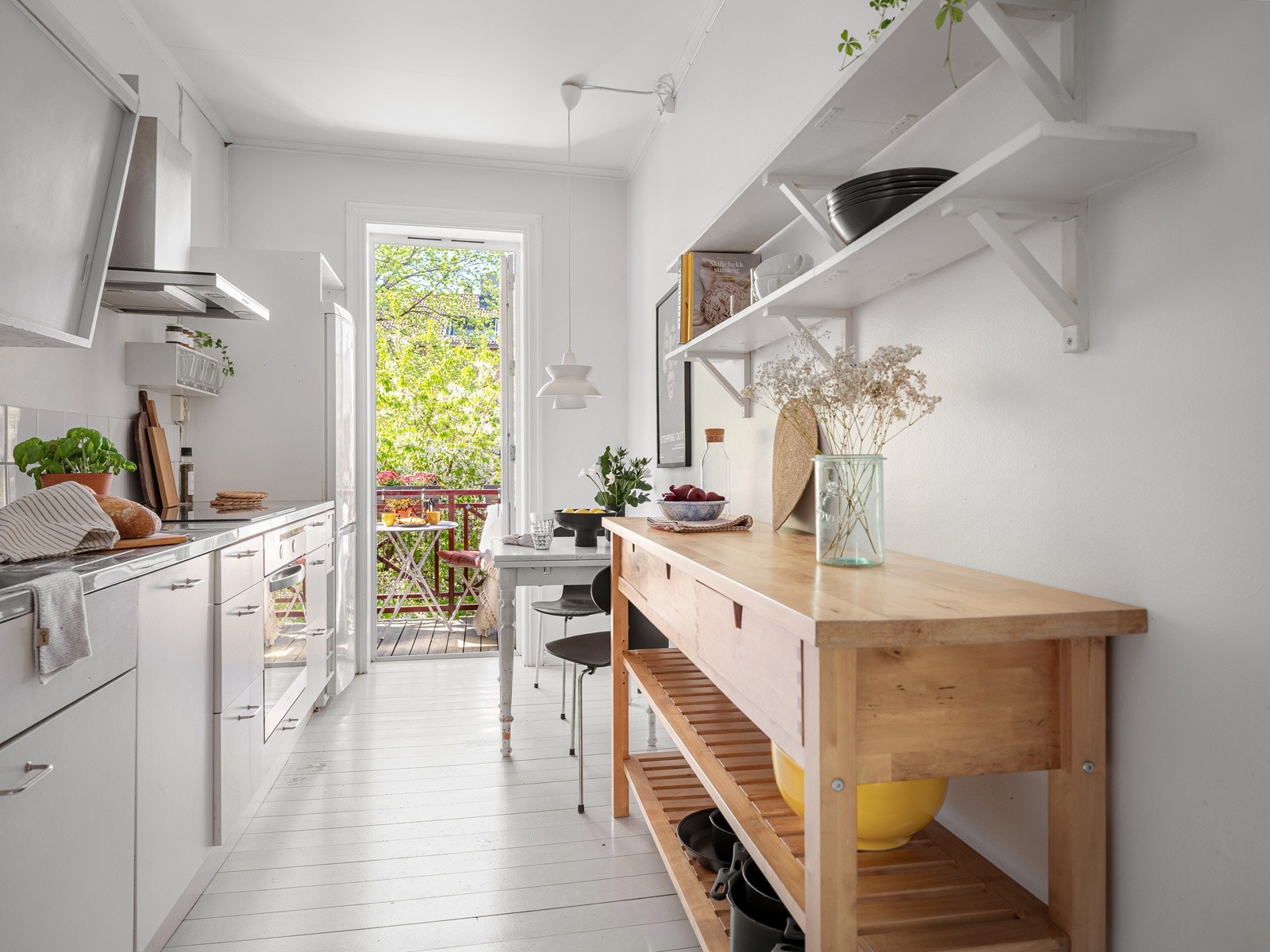 Hvitevarene som integrert stekeovn med induksjons platetopp, oppvaskmaskin og frittstående kjøleskap med fryserdel medfølger handelen. Galleribilde