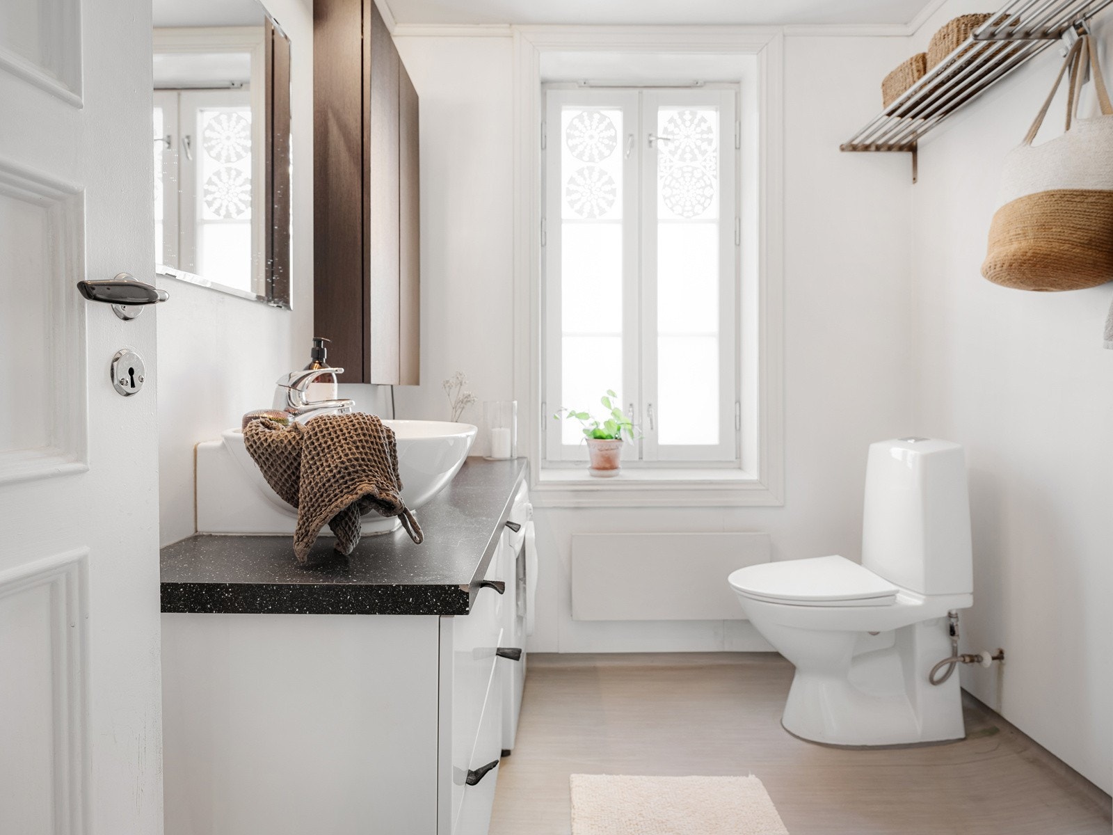 Lyst og romslig baderom! Galleribilde