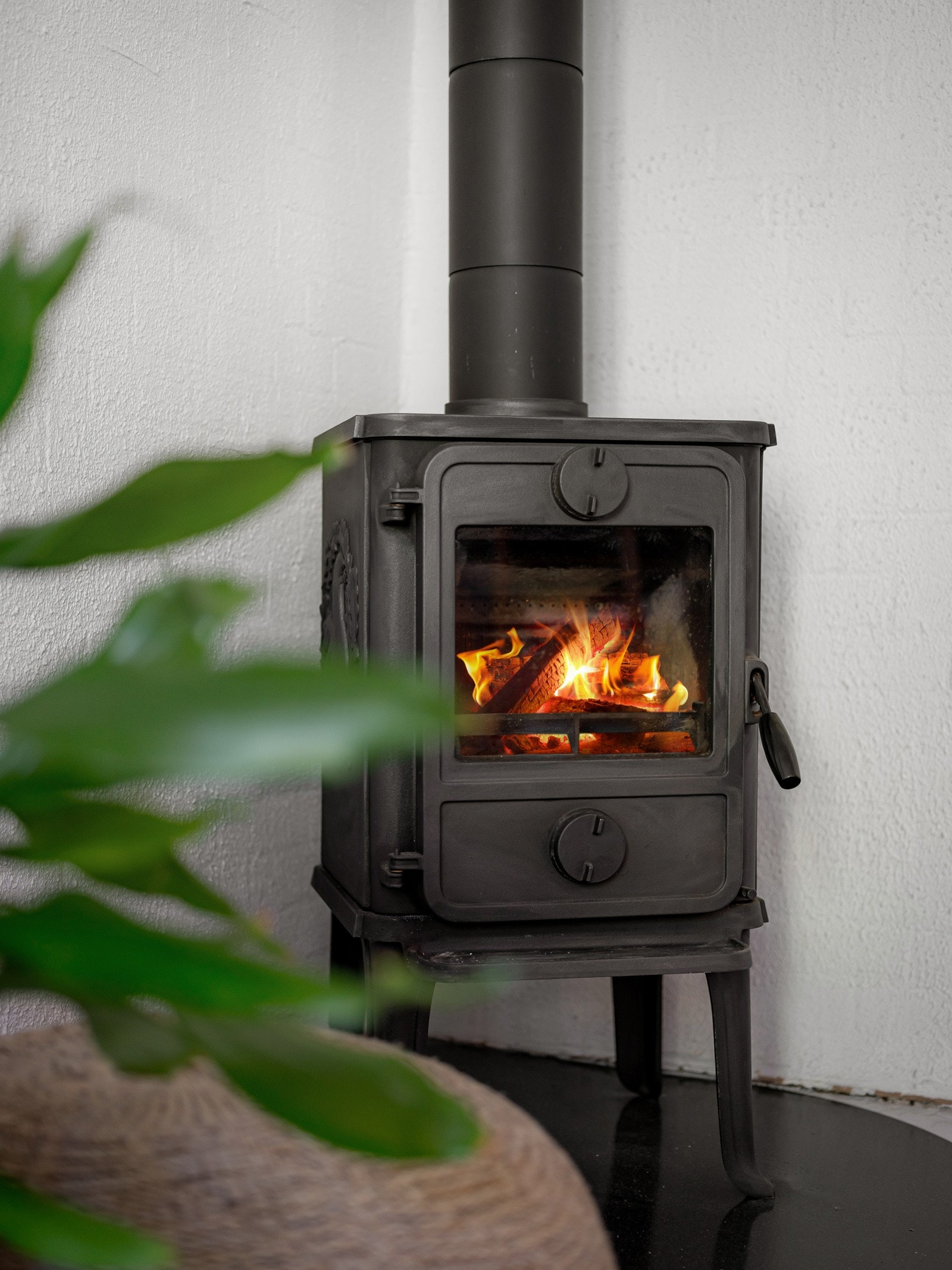 Det er satt inn en peisovn som bidrar til varme på kalde høst- og vinterdager. Galleribilde