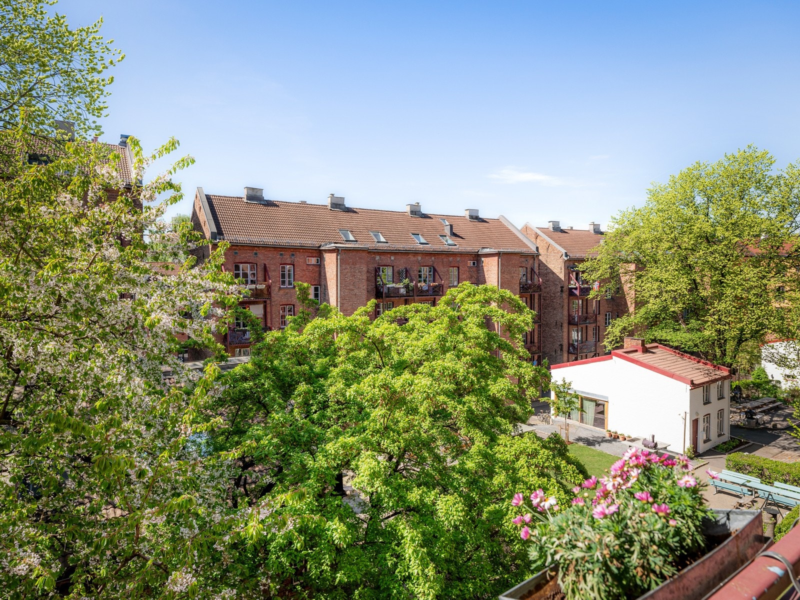 Balkongen vender mot sydvest og har svært gode solforhold. Galleribilde