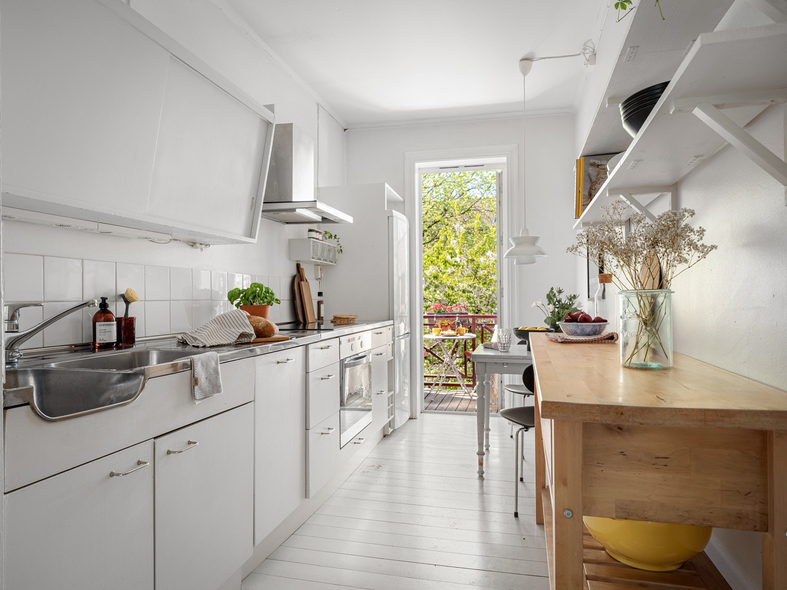 Det er godt med skap- og benkeplass for oppbevaring og matlaging. Galleribilde