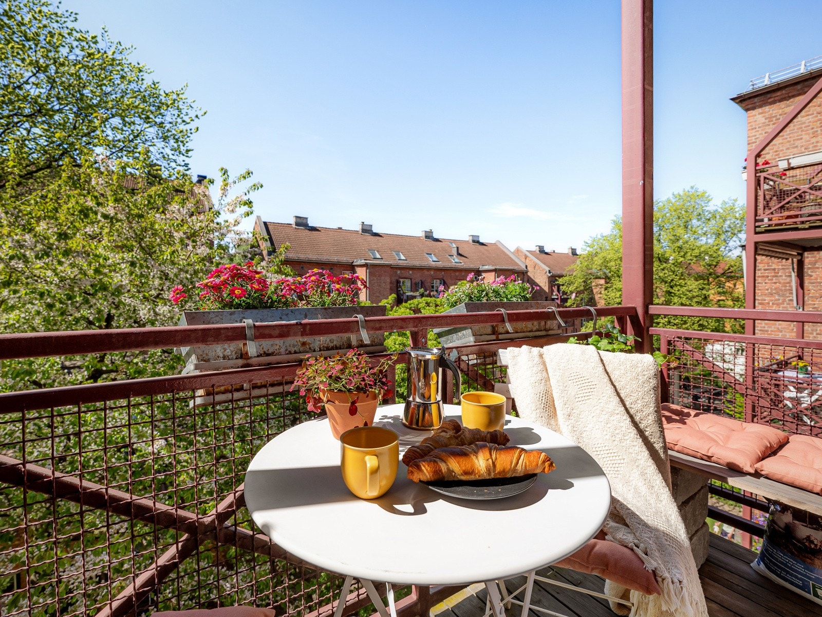 Du har plass til et cafésett, benk og beplantning. Galleribilde