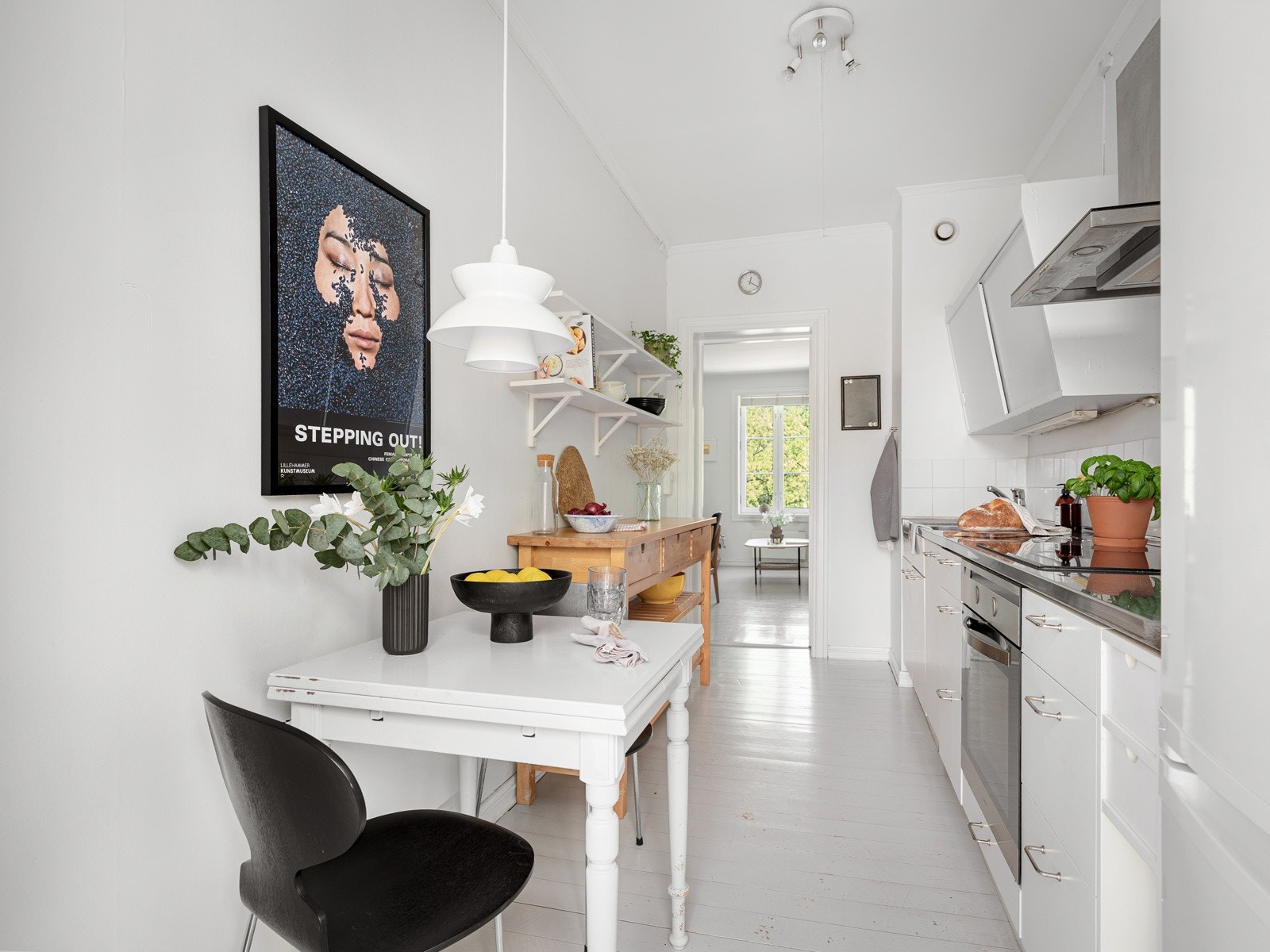 Eldre kjøkkeninnredning kombinert med IKEA-elementer (2006). Spesialtilpasset benkeplate i rustfritt stål med dobbel oppvaskkum med ett-greps blandebatteri. Galleribilde