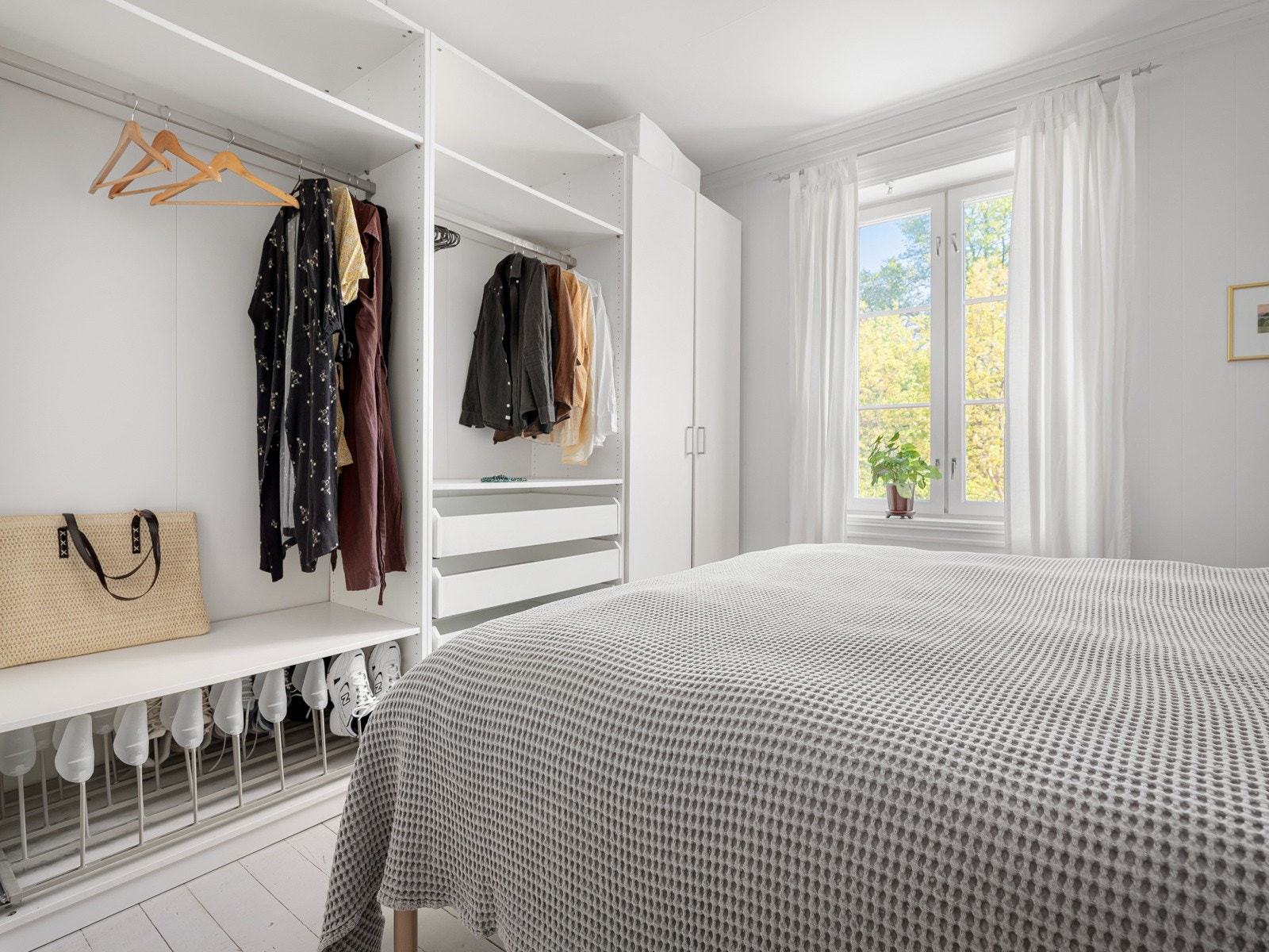 Her er det et stort garderobeskap som sørger for gode oppbevaringsmuligheter til klær og det man måtte ønske. Galleribilde