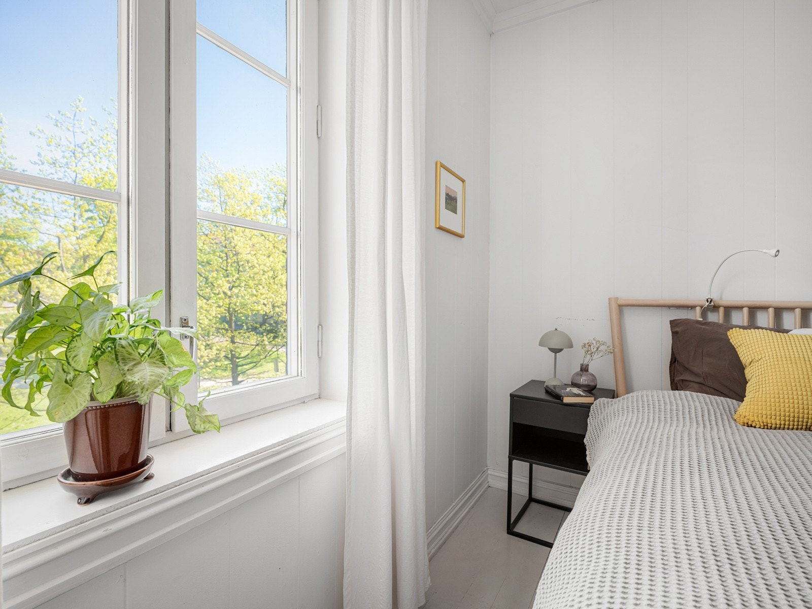 Soverommet vender mot Botanisk hage. Galleribilde