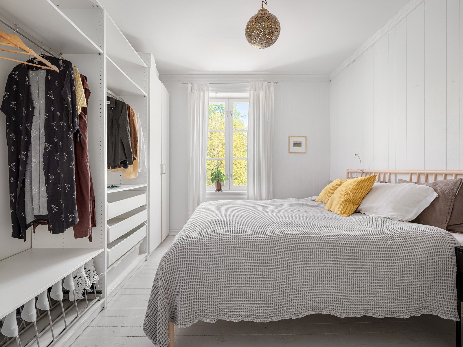 Romslig soverom med god plass til dobbeltseng, nattbord på hver side og øvrig møblement. Galleribilde