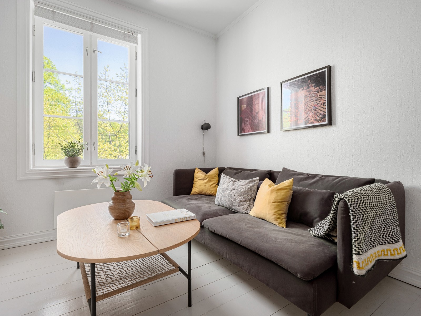 De store vindusflatene gir godt med lysinnslipp. Galleribilde