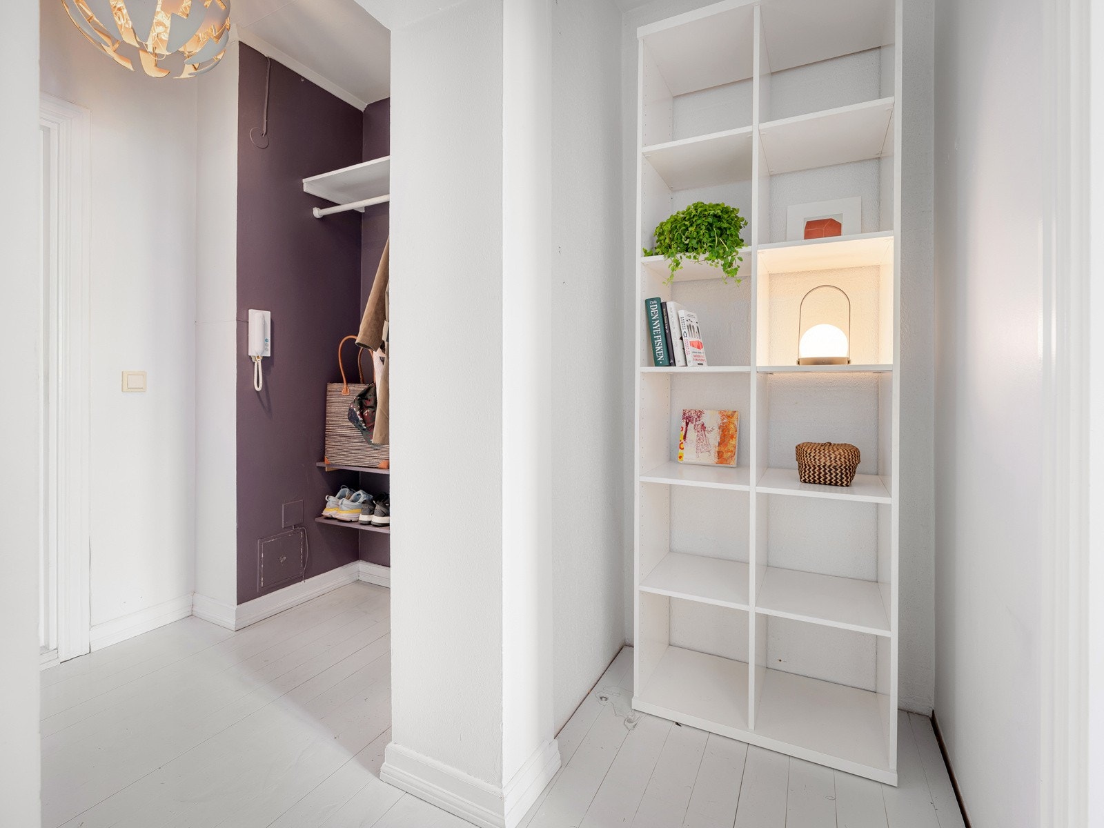 Romslig gang med flere muligheter for innredning: hjemmekontor, kott, bokhyller. Galleribilde