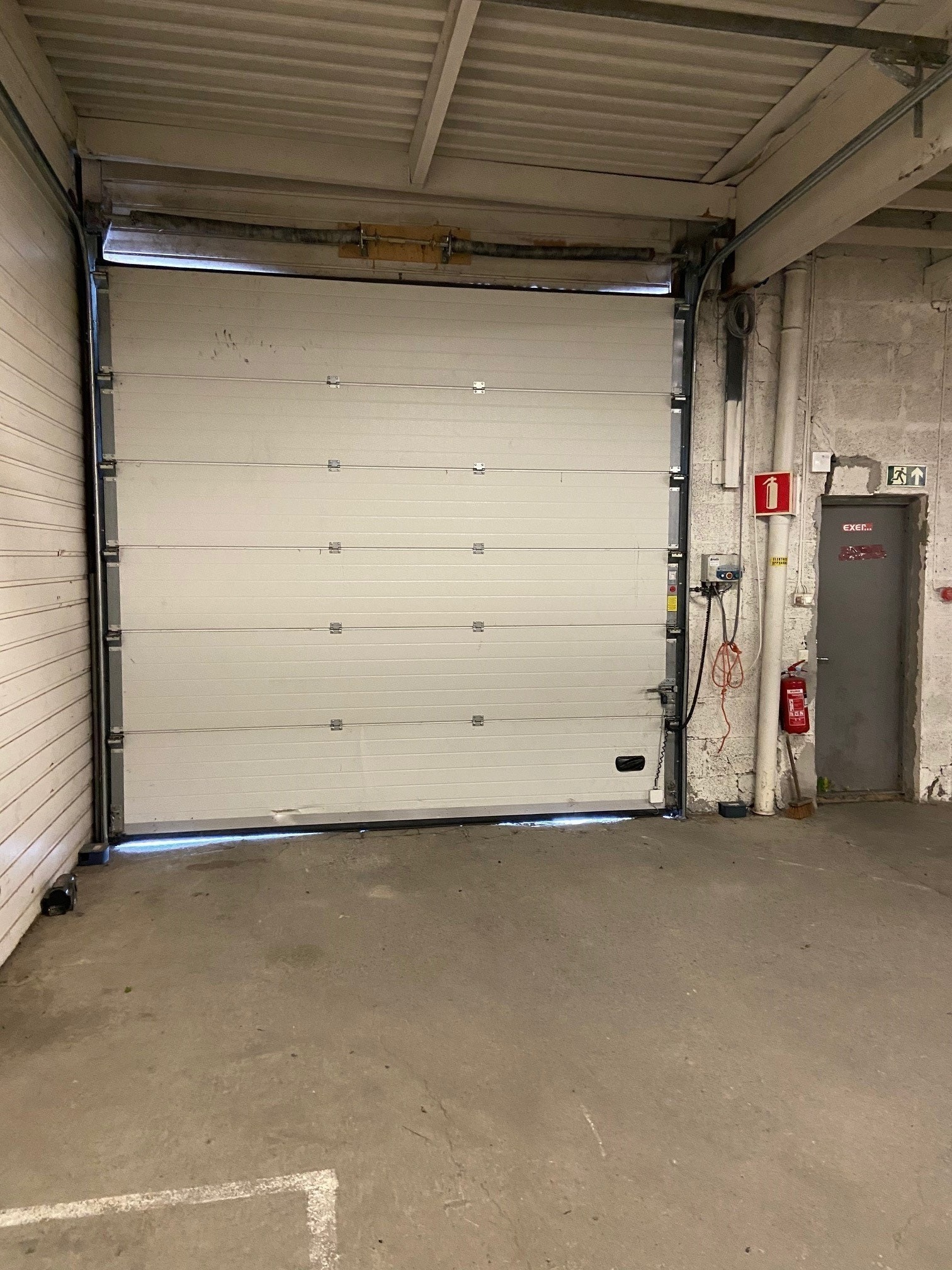 Port på bakkeplan i lageret på 545 kvm Galleribilde