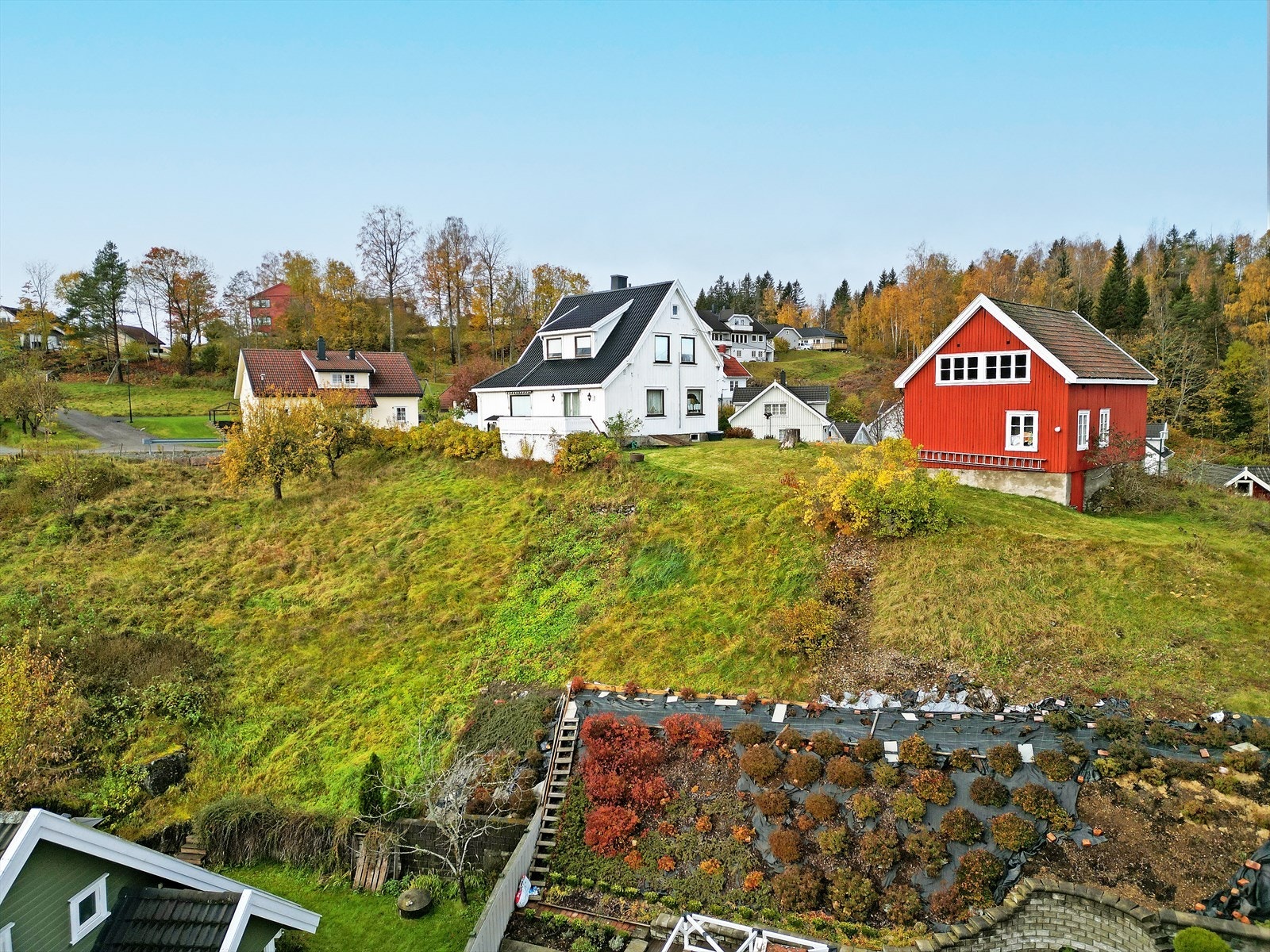 Eiendommen ligger skjermet til i blindvei, med gode solforhold fra morgen til kveld. Galleribilde