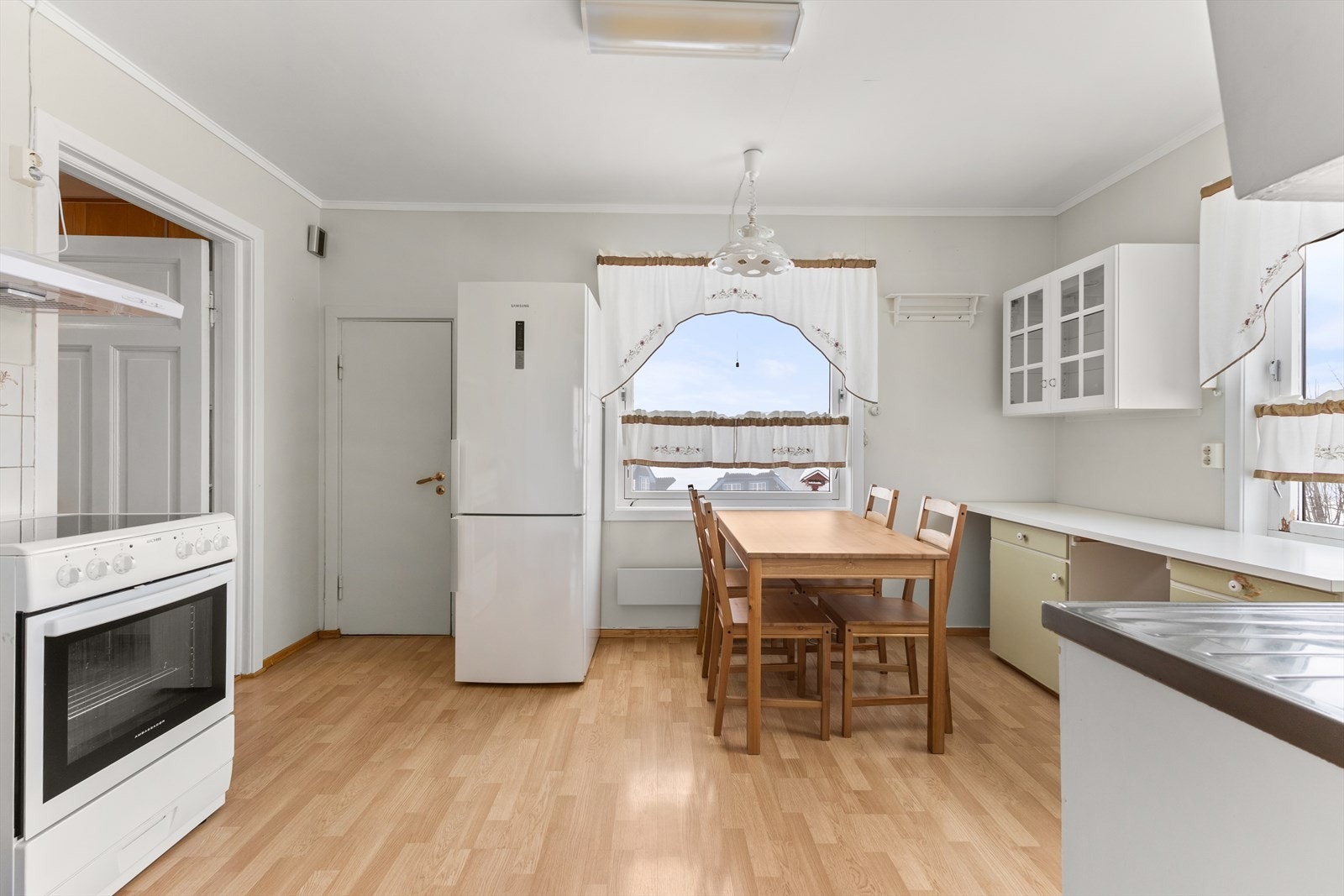 Kjøkkenet har adkomst fra entré og spisestuen. Galleribilde