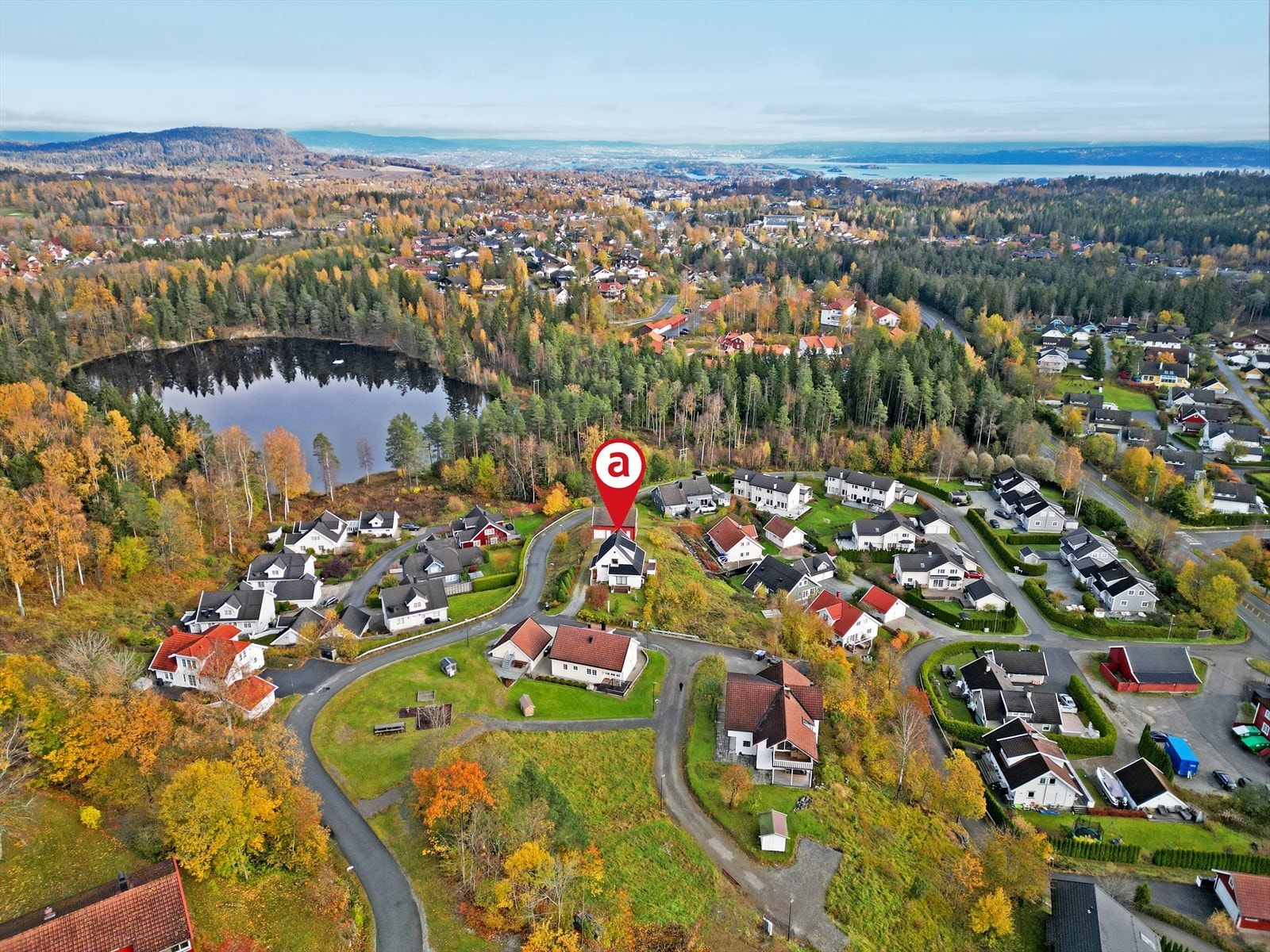 Flott beliggenhet på høyde, like utenfor Asker sentrum. Galleribilde