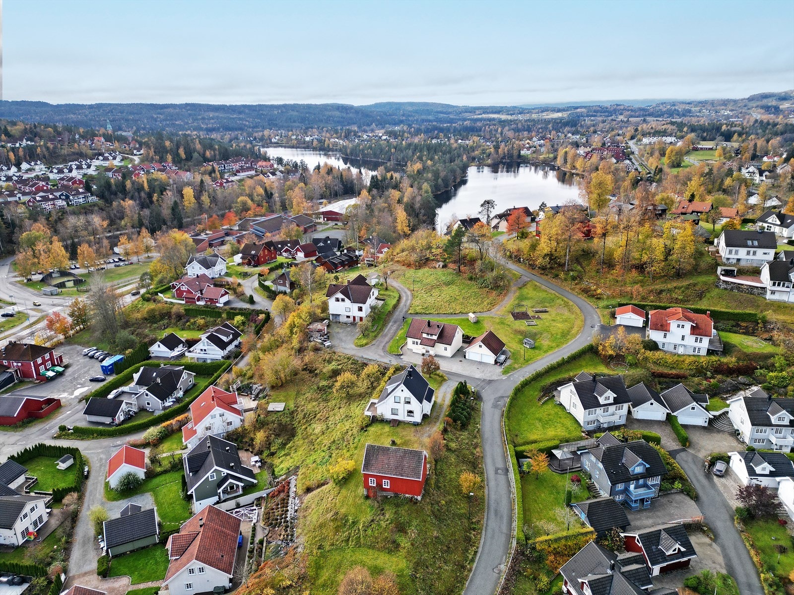 Tursti og skiløype, lekeplass, Torsløkka friareal, Vardåsen barneskole og barnehage ligger kun en kort gåtur unna. Galleribilde